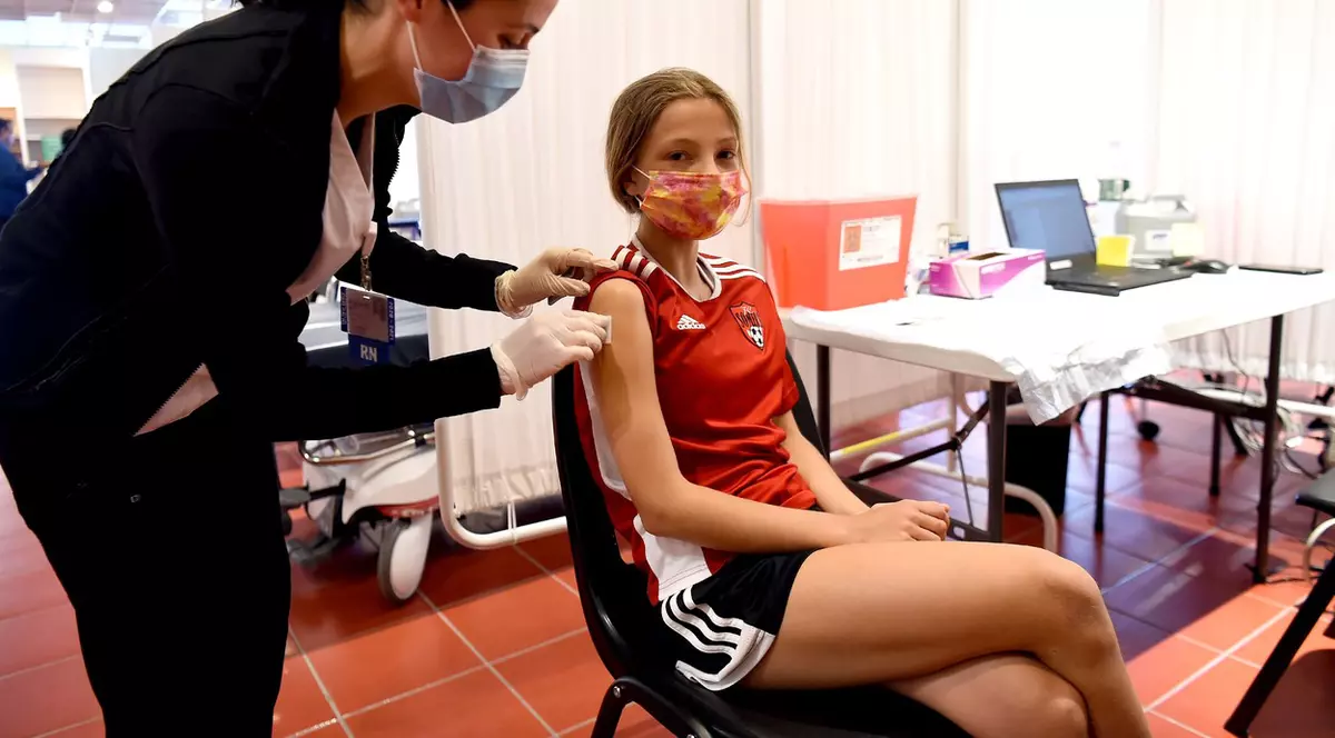 Centru mobil de vaccinare împotriva COVID destinat grupei de vârstă 12-15 ani, în parcul Lumea Copiilor