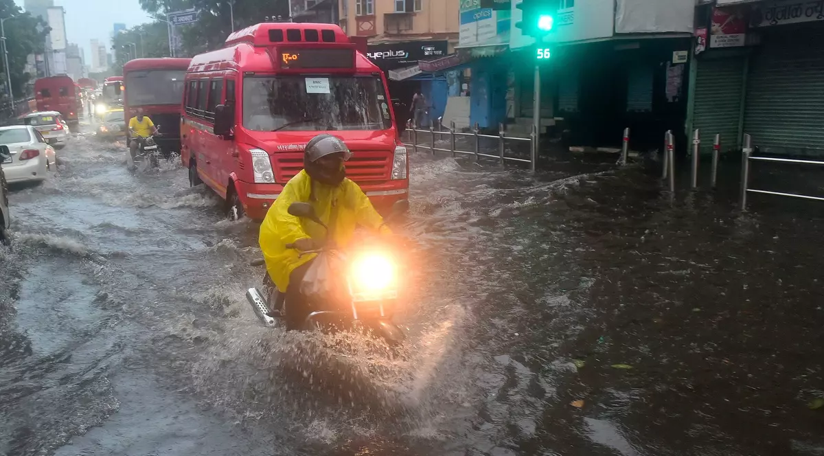 Cel puțin 24 de oameni au murit și alți 96 sunt dați dispăruți pe mare, în urma ciclonului Tauktae, care a devastat India