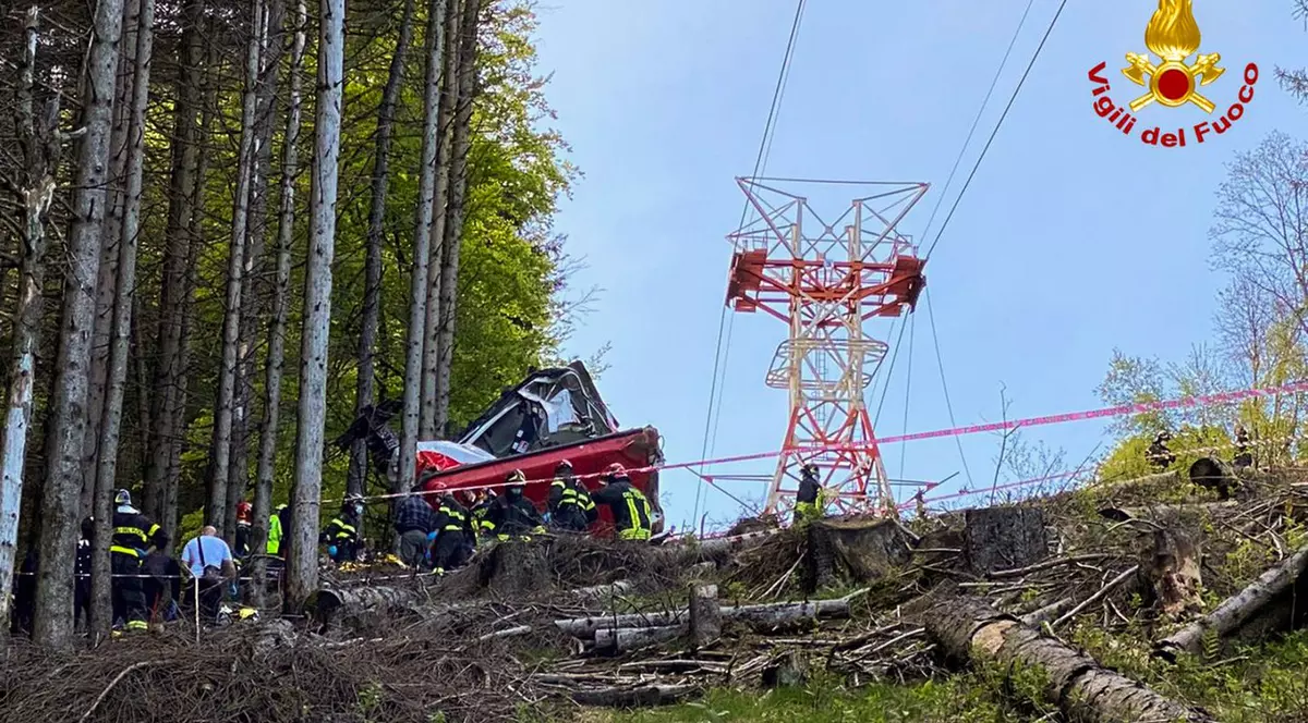 Un român, martor la o discuție între mecanicii telecabinei prăbușite în Italia. „Azi am reparat-o așa, mâine vom mai vedea”