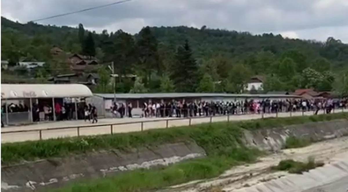 Coadă de zeci de persoane la intrarea în Salina Slănic Prahova. Motivul pentru care a fost aglomerație