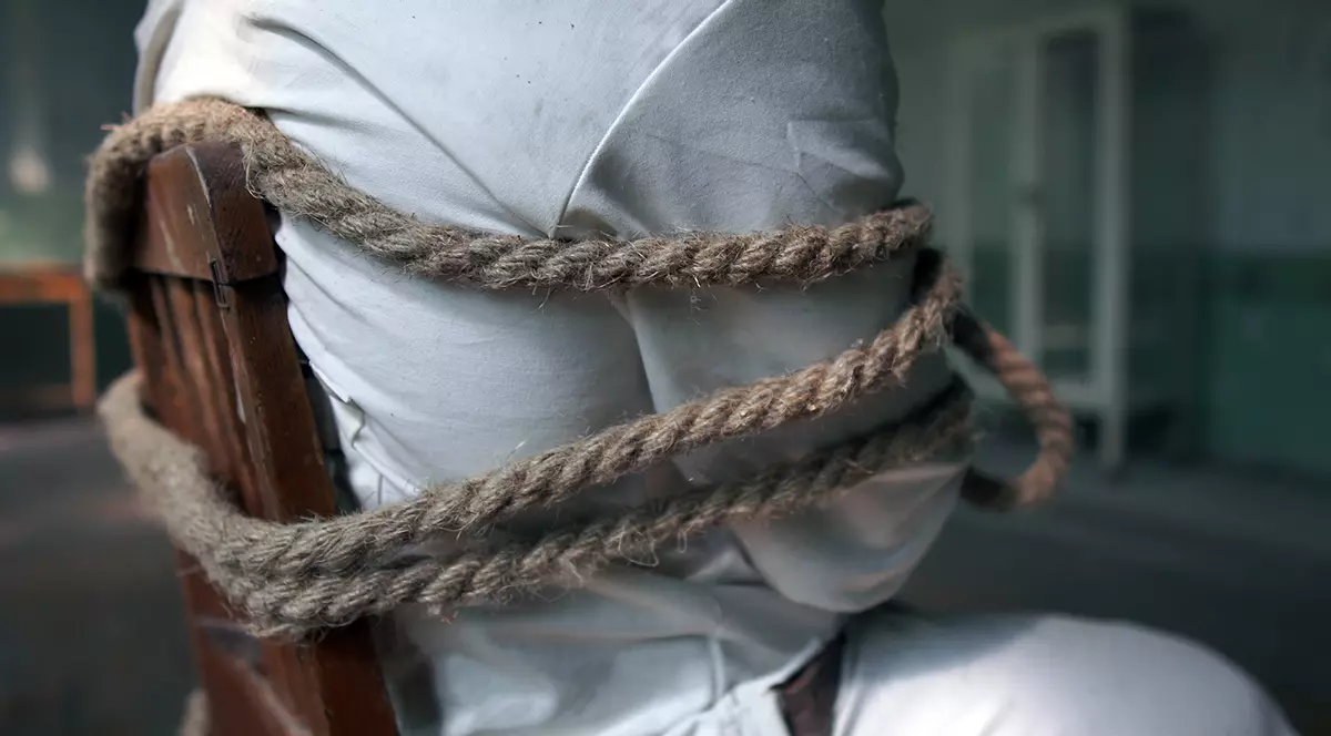 Coșmarul unui tânăr plecat la muncă în Olanda: legat de scaun și bătut până la leșin. Agresorii, colegii români