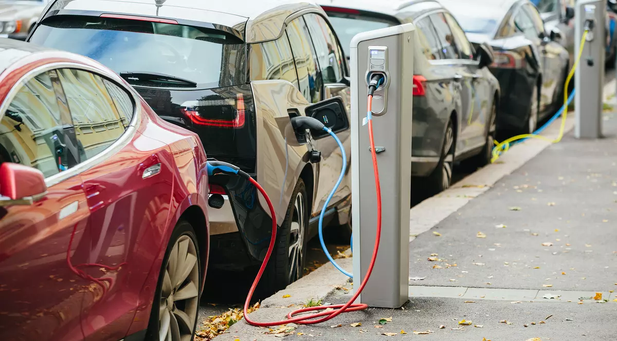 Studiu: Trecerea la mașini nepoluante va fi mai rapidă decât credem. Mașinile eco vor atinge 52% din vânzările globale în 2026