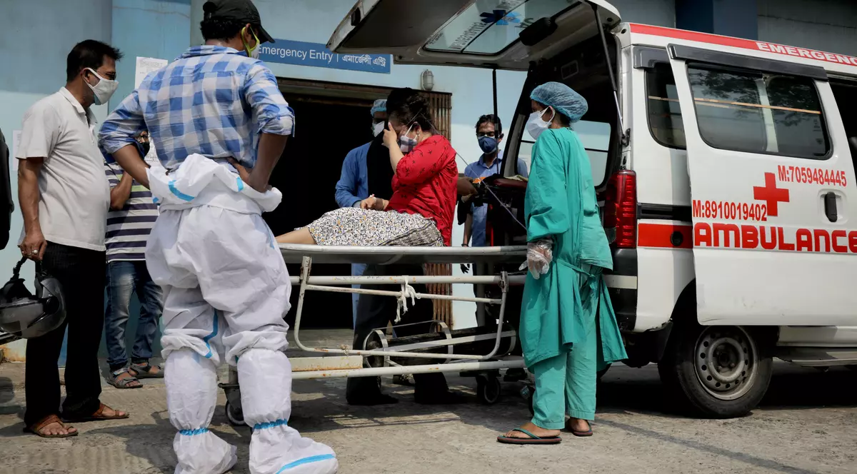 Avertismentul OMS: Noua tulpină COVID depistată în India contribuie la explozia cazurilor în această țară