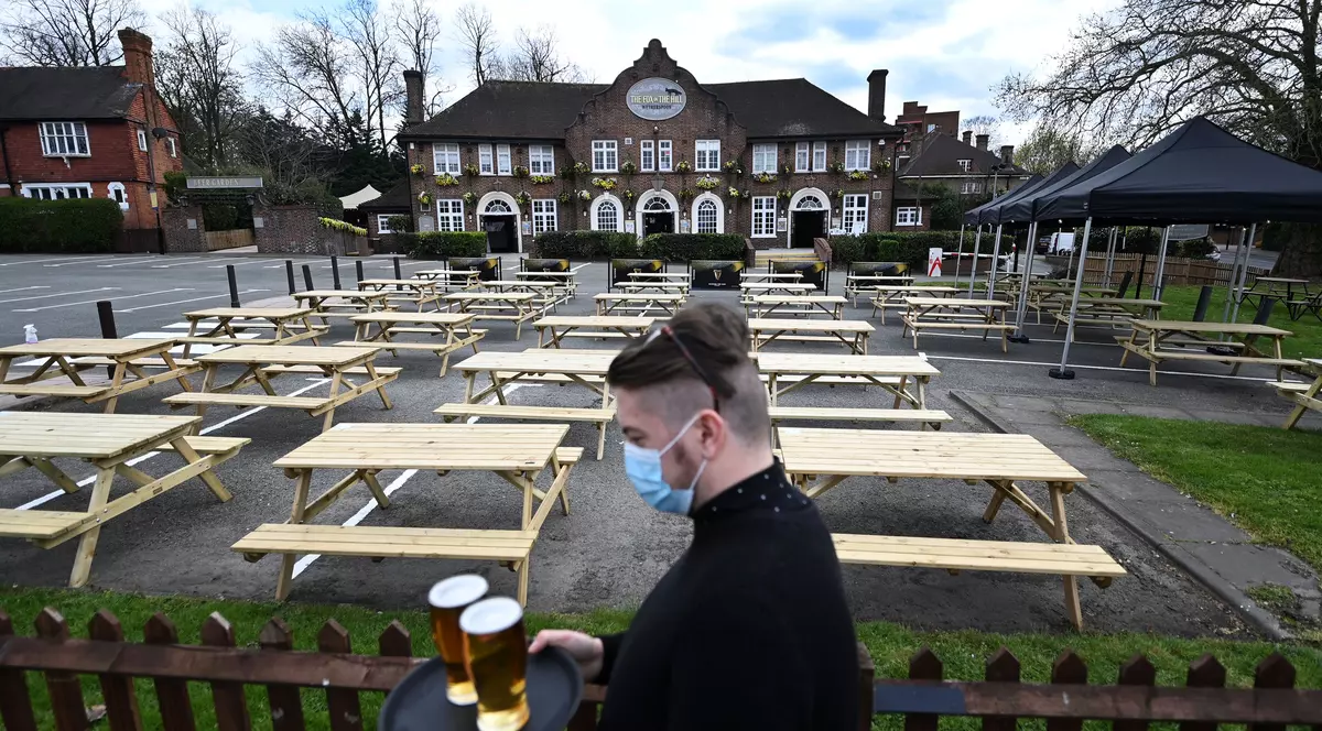 Extinderea variantei indiene a virusului strică bucuria relaxării restricțiilor în Marea Britanie