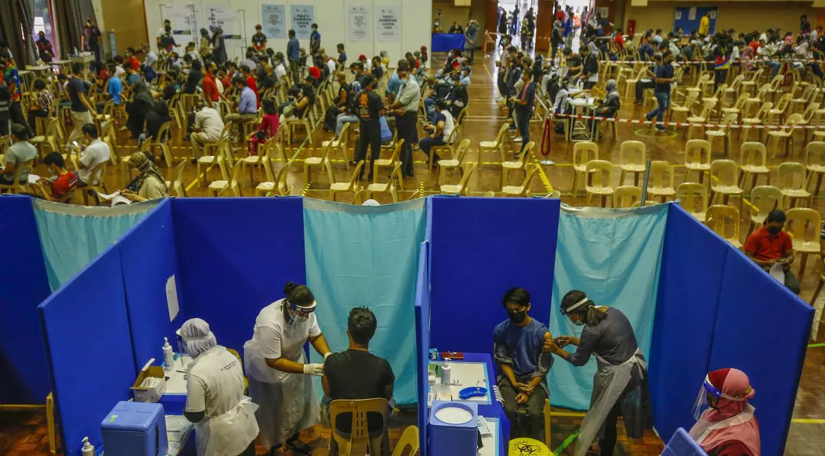 Un rapel anual pentru menținerea imunității în fața COVID? Mai mulți experți în sănătate spun acum că acesta nu ar fi necesar