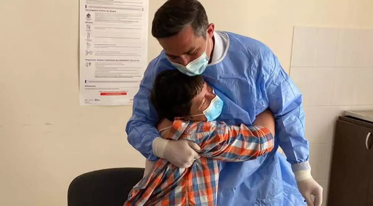 Valeriu Gheorghiță a vaccinat în comuna Izvoru, unde a copilărit. Gestul făcut de un tânăr de 16 ani