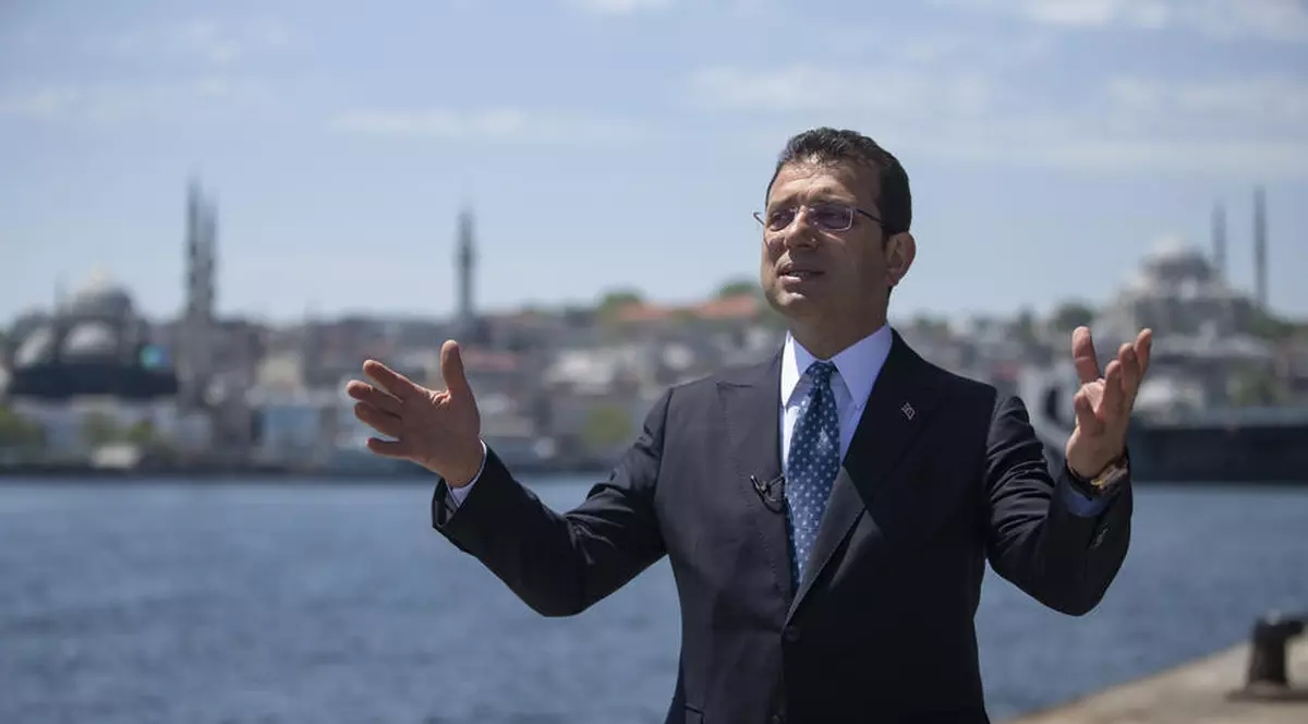 Primarul din Istanbul, anchetat, după ce a stat cu mâinile la spate la mormântul unui sultan