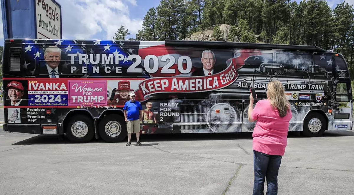 Palatul Buckingham cere ca „autobuzul lui Trump” să dea jos fotografia Reginei Elisabeta a II-a