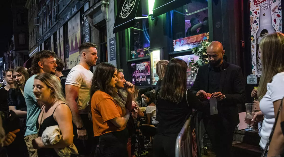 Viața în Danemarca, după introducerea unui „corona-pass”. „Într-un bar era așa aglomerat că am zis că e puțin iresponsabil”