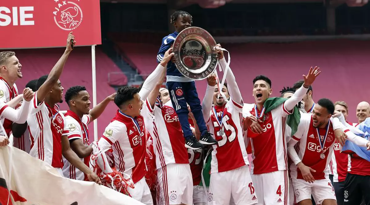 Ajax Amsterdam a topit trofeul de campioană a Olandei și îl trimite fanilor prin poștă