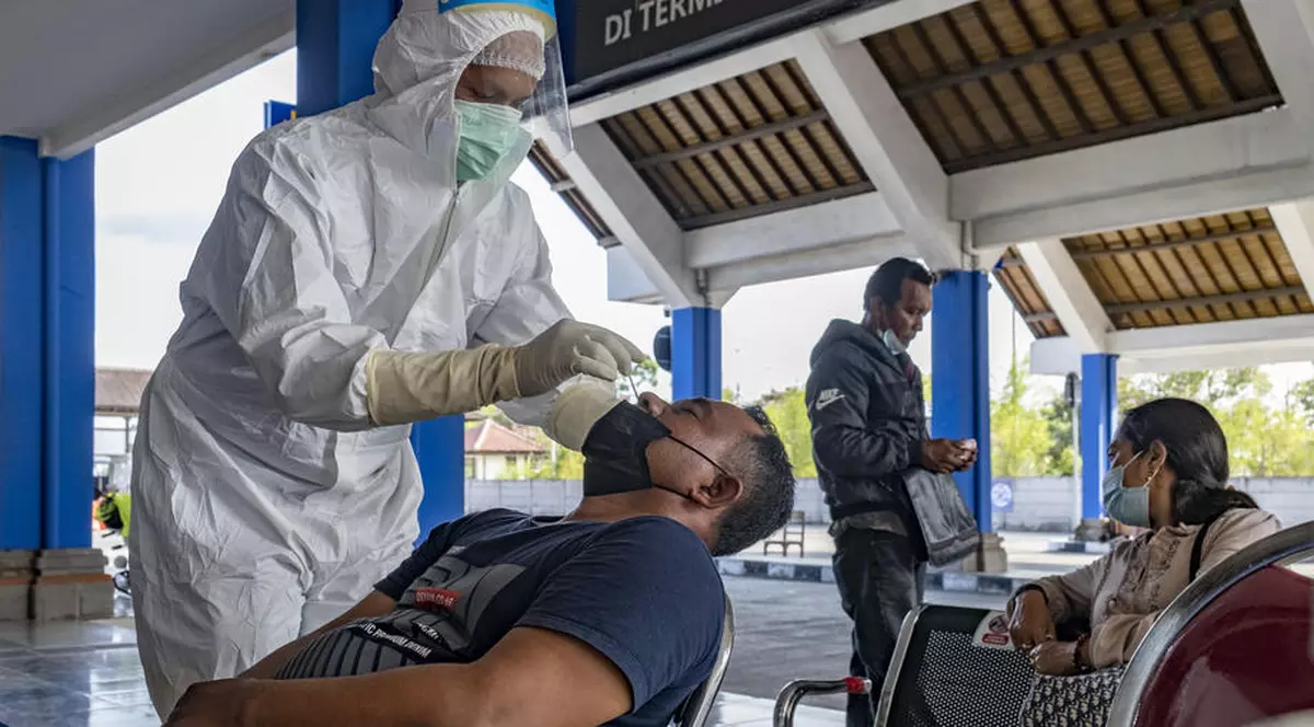 Tampoane nazale pentru COVID-19 refolosite pe un aeroport din Indonezia. Poliția a efectuat arestări