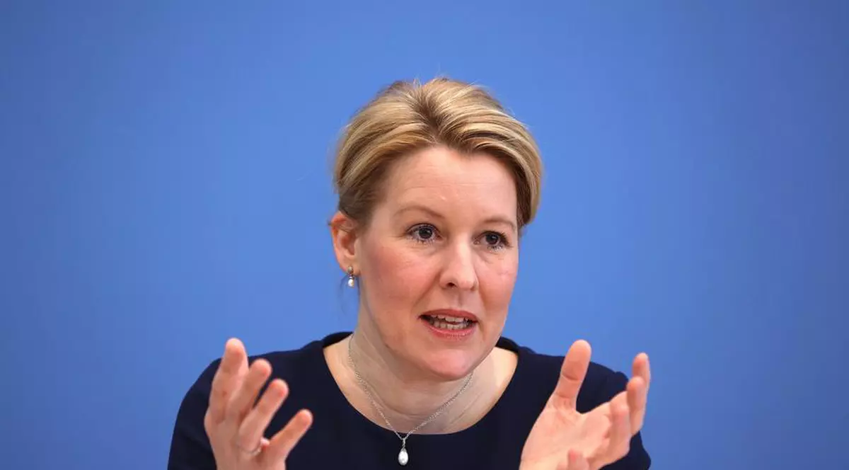 Ministrul german al familiei a demisionat, după ce a fost acuzat de plagiat