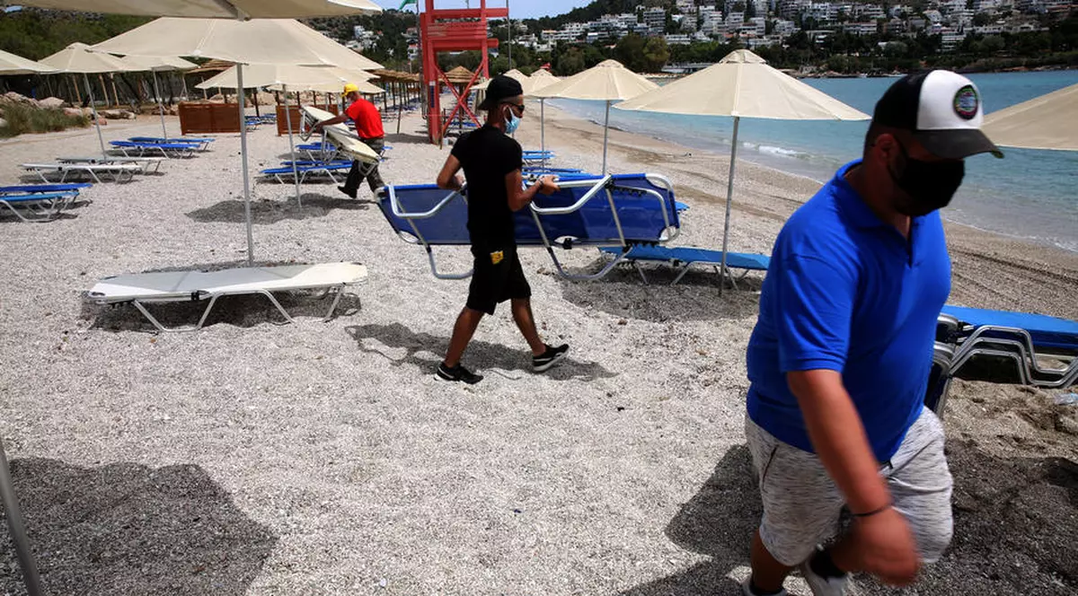 Grecia a redeschis plajele amenajate, cu o săptămână înainte să dea startul sezonului estival