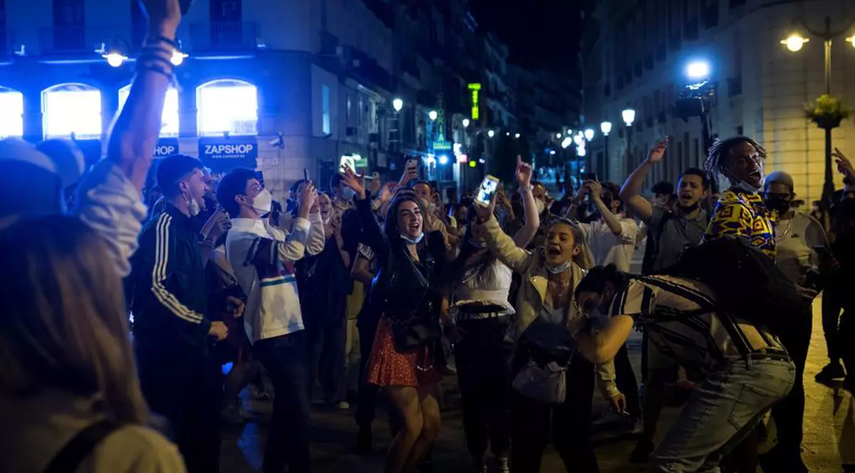 Oamenii au petrecut în stradă ridicarea restricțiilor de noapte, în Spania | Foto: EPA