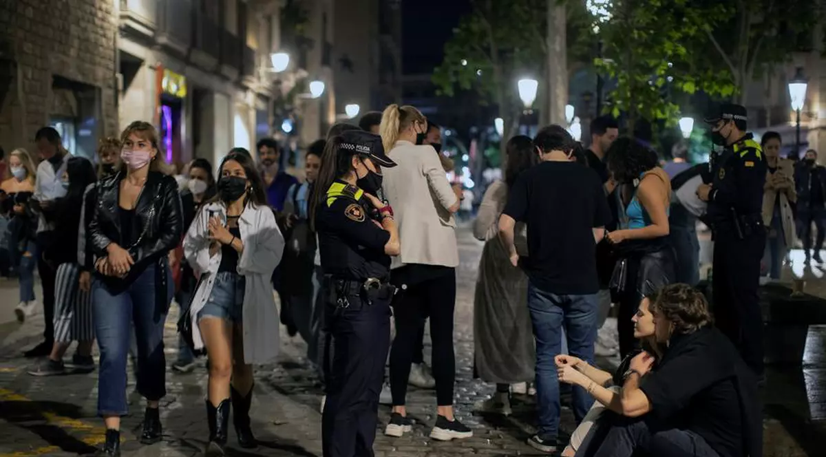 Mii de petrecăreți, goniți de poliție în Barcelona, din centru și de pe plajă, în primul weekend fără stare de urgență