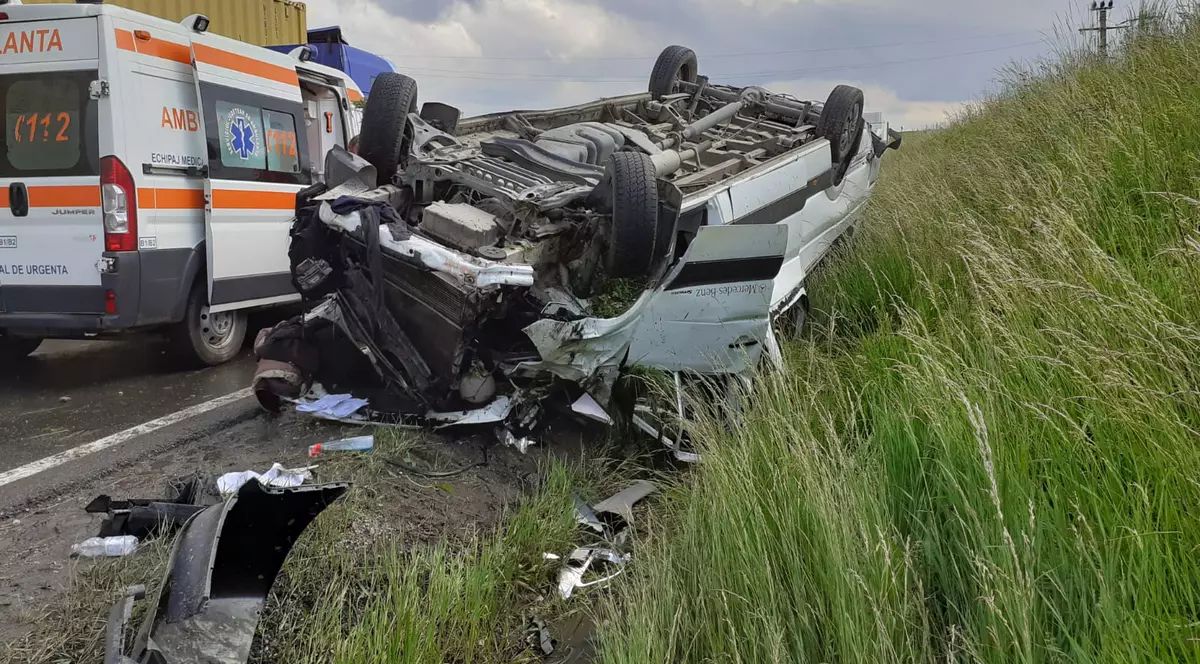 Un microbuz s-a răsturnat pe DN 1, în județul Cluj. Mai mulți călători au nevoie de îngrijiri medicale