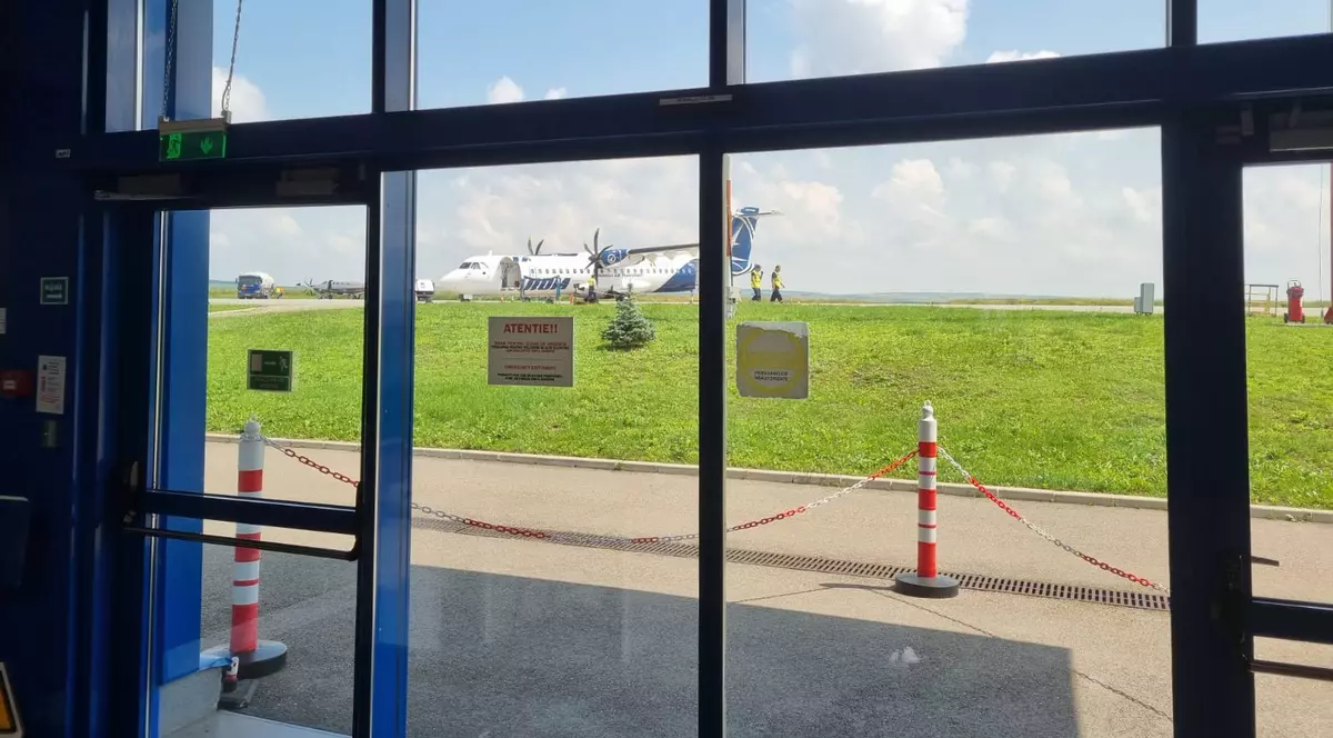 Incident cu un avion TAROM pe ruta Iași-București. Nava a lovit o pasăre, cursa a revenit fără probleme la sol