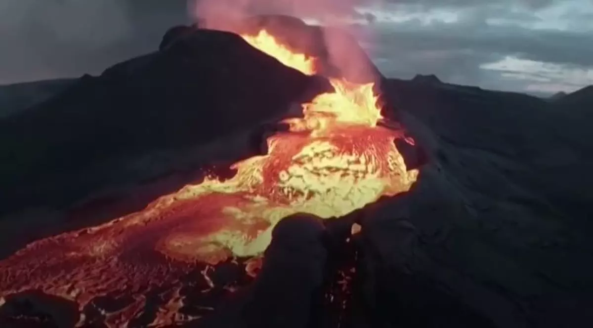 Imagini spectaculoase din interiorul unui vulcan care erupe, surprinse de o dronă „înghițită” de lavă
