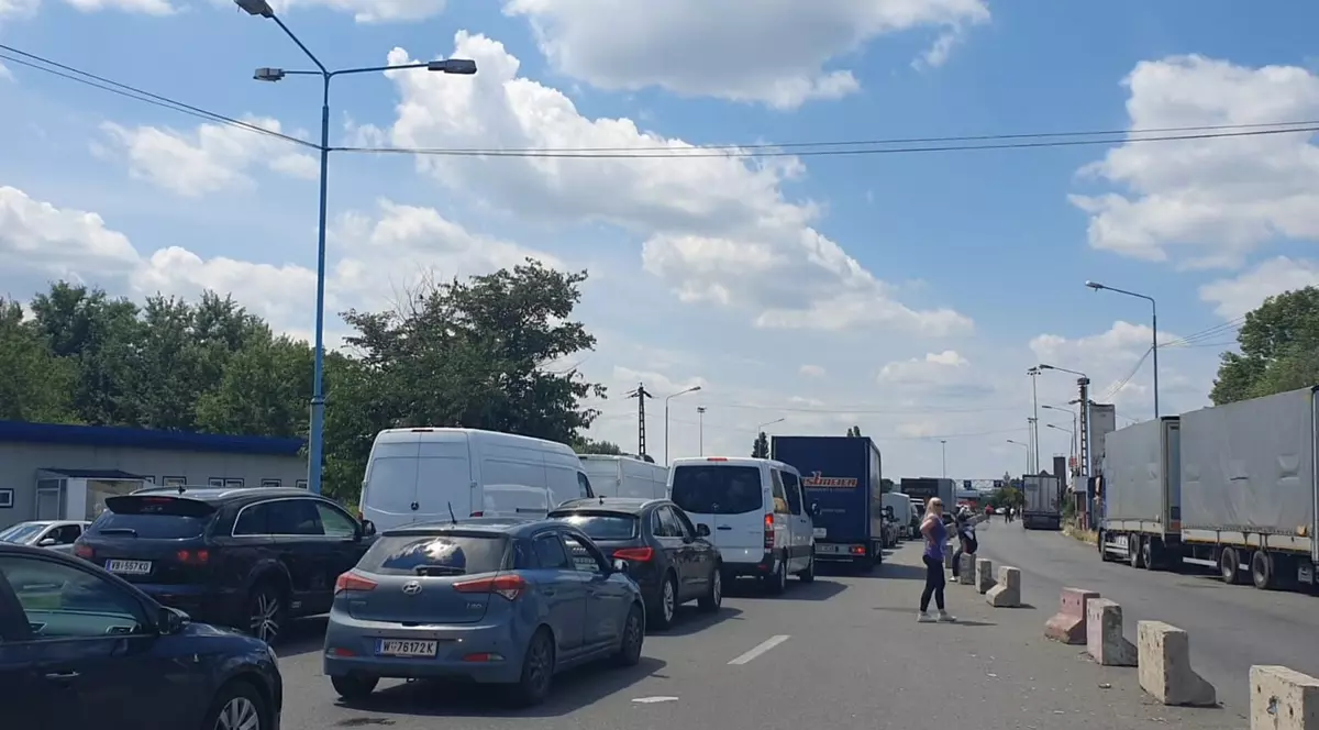 Coadă de mașini de sute de metri la Nădlac. Poliția de Frontieră: Partea maghiară nu are personal suficient