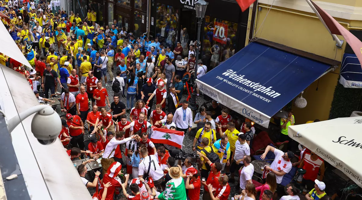 Suporterii austrieci și ucraineni, spectacol în Centrul Vechi, înainte de meciul de la Euro 2020