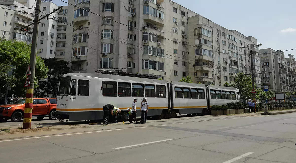 Incident grav în București. Un călător a fost rănit de o șină ruptă care a străpuns podeaua tramvaiului