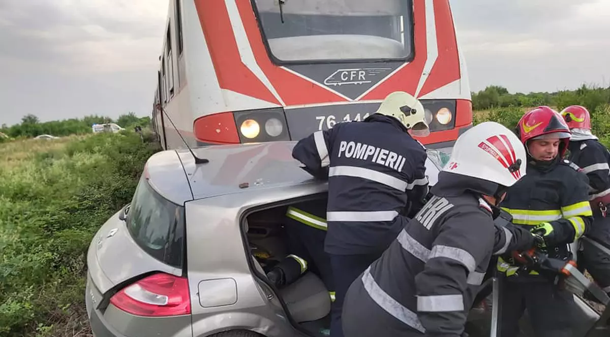 Un bărbat, încarcerat după ce mașina pe care o conducea a fost lovită de un tren, în Maramureş