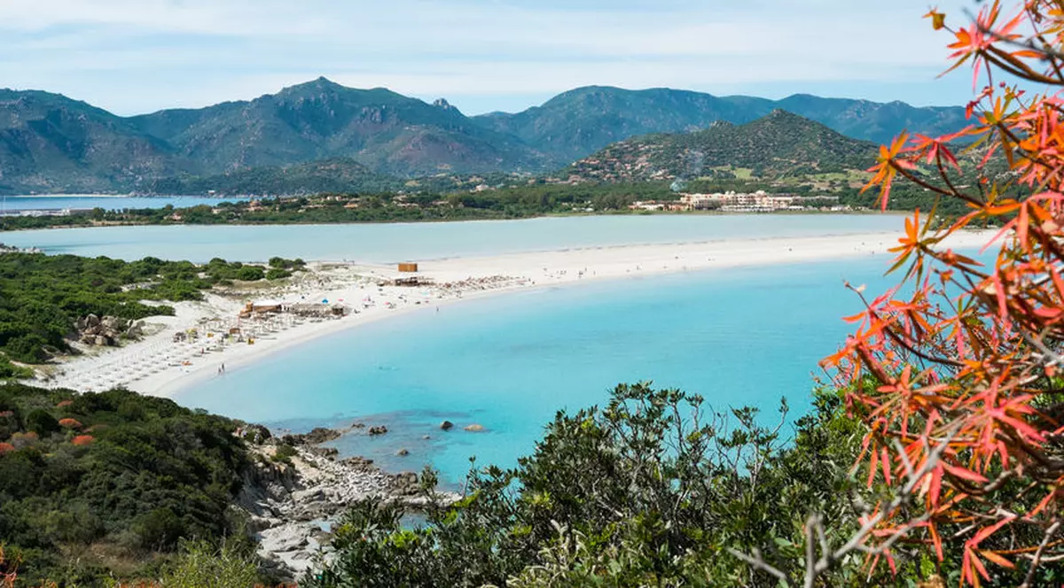 Turiști din Sardinia, amendați cu 3.000 de euro după ce au furat nisipul de pe plajă
