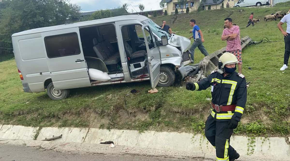 Accident cu un mort și doi răniți, în Neamț. Șoferul microbuzului era beat și nu avea permis