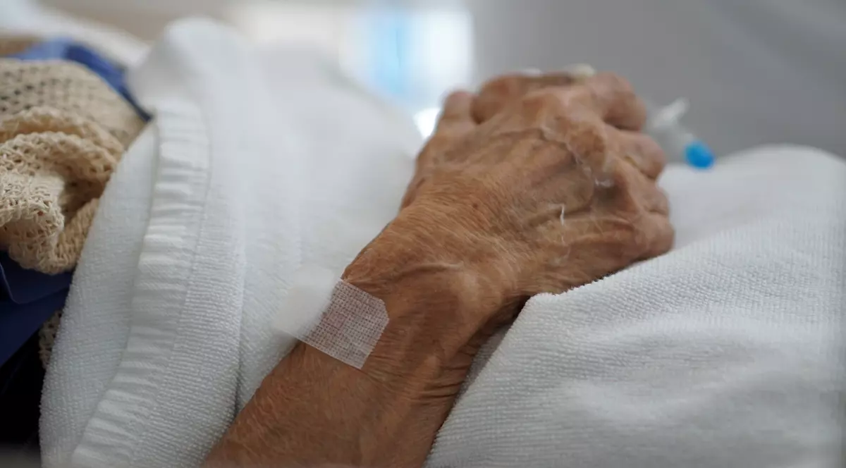 O femeie de 89 de ani a murit după ce a căzut de la etajul doi al spitalului din Corabia. Anchetă internă în unitatea medicală