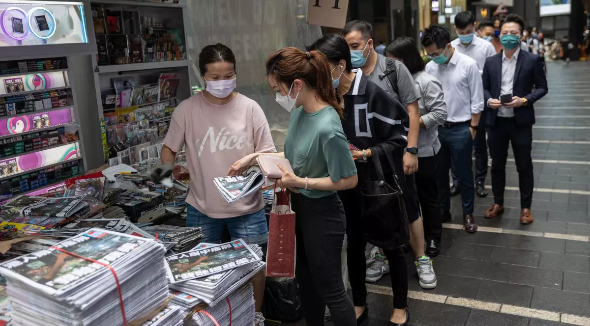 Cozi uriașe în Hong Kong pentru ultima ediție a „Apple Daily”, ziarul pro-democrație forțat de autorități să se închidă