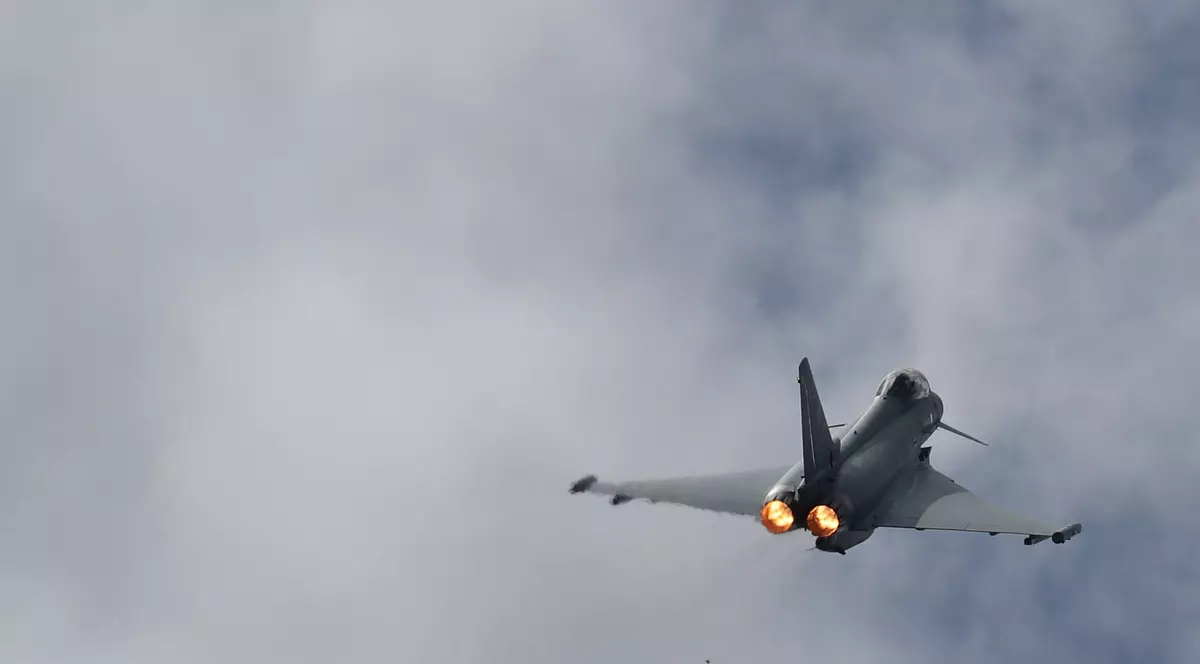 Avioane de luptă rusești, interceptate în spațiul de identificare aeriană al României. Aeronave germane și britanice supraveghează zona