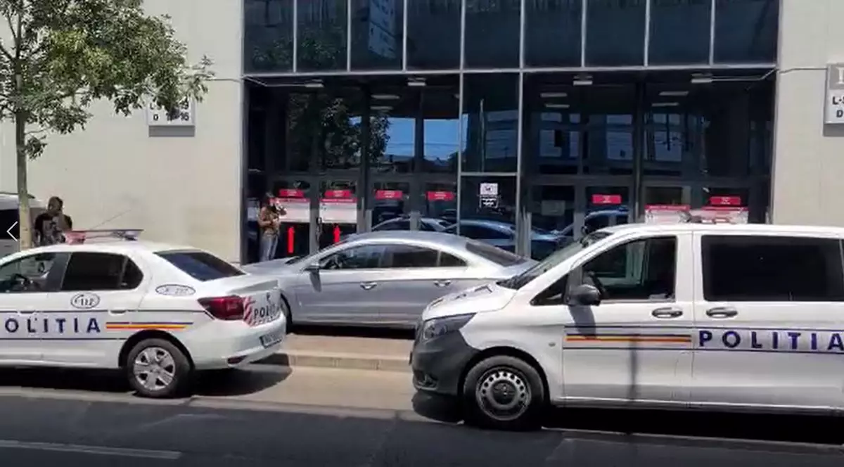 Razie de proporții la un centru comercial din București cu produse contrafăcute