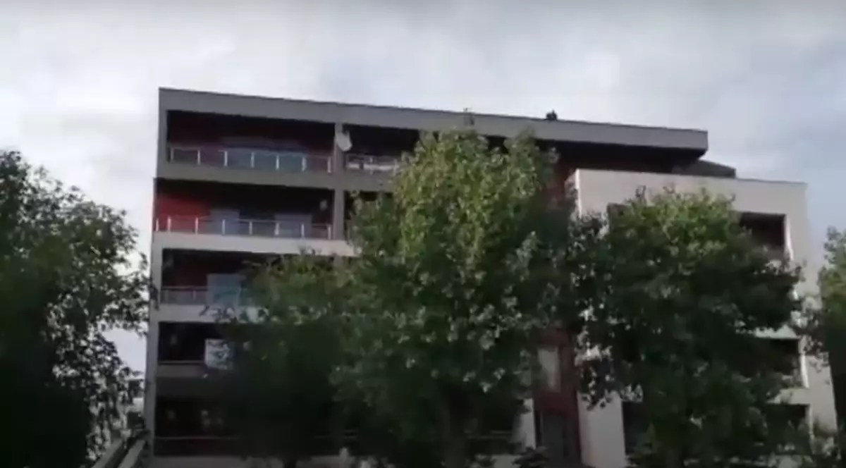 Un bărbat s-a urcat complet dezbrăcat pe un bloc din Mamaia și a amenințat că se aruncă de la etaj