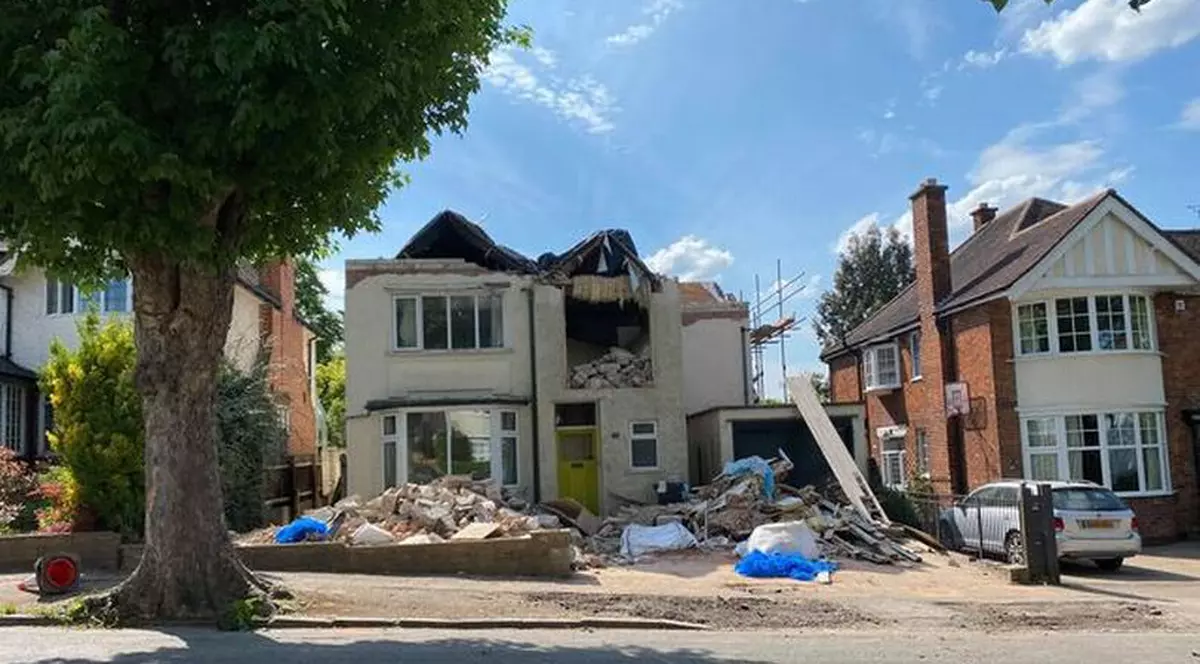 Proprietarul  și-a găsit casa demolată de constructor când s-a întors din vacanță. Care a fost explicația