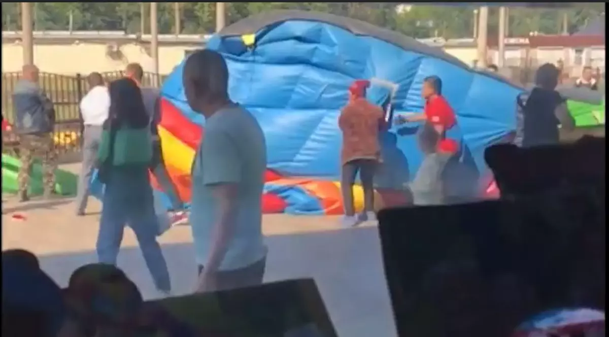 Două fetițe din Rusia sunt în stare gravă, după ce castelul gonflabil în care se jucau a explodat