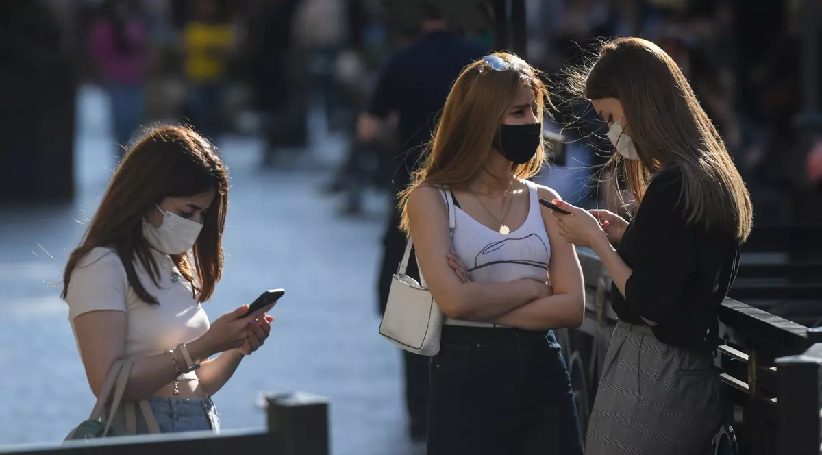 Femeile sunt de 4 ori mai predispuse la COVID de lungă durată decât bărbații. Explicațiile experților