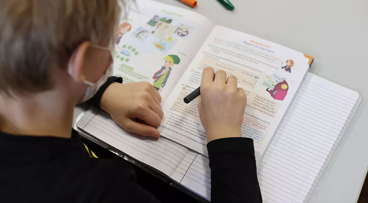 110 școli din București au cerut suspendarea cursurilor fizice. „Aproape un sfert sunt în online”