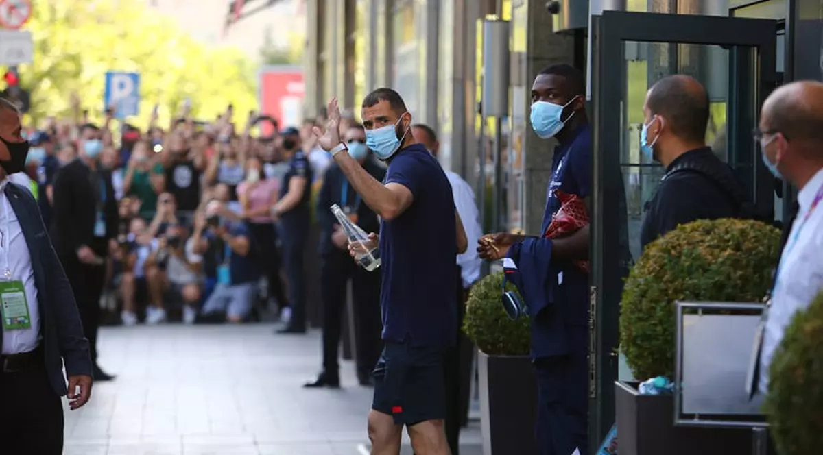 „Allez les Bleus!”. Peste 100 de suporteri au așteptat în fața unui hotel din București întâlnirea cu vedetele naționalei Franței