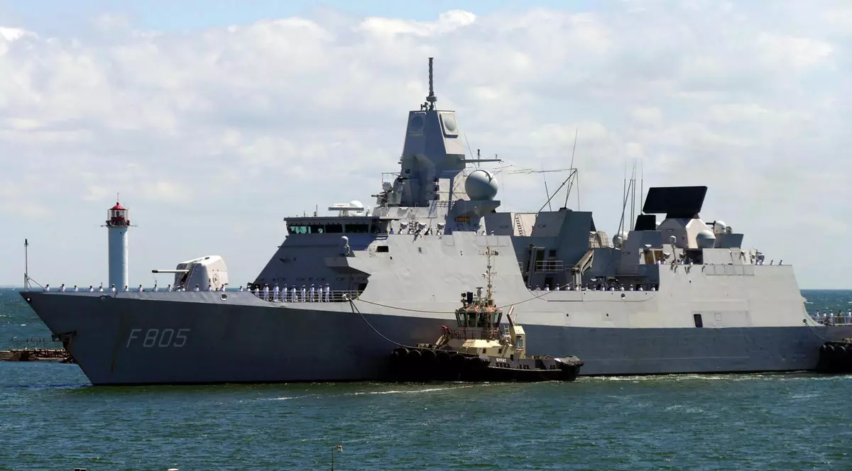 Olanda acuză Rusia că i-a hărțuit cu aviația o fregată care patrula în Marea Neagră