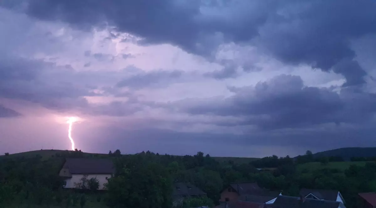 Un bărbat a murit lovit de trăsnet, la o stână din Neamț. Echipele de salvare au ajuns pe jos la locul tragediei