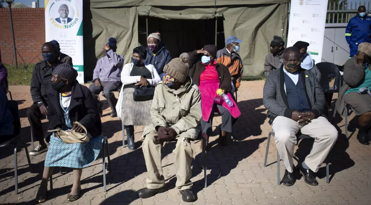 Țările sărace rămân fără vaccinuri, iar asta crește riscul unui nou val de îmbolnăviri, avertizează experții