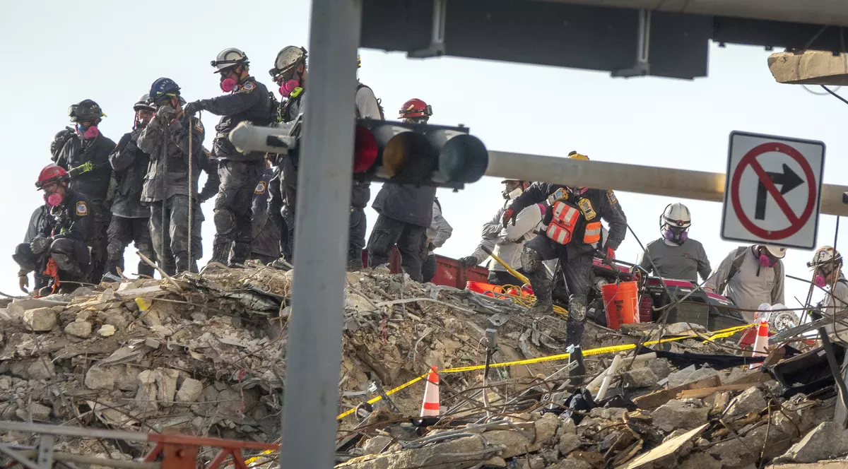 Bilanțul tragediei din Miami a ajuns la 10 morți. În ruinele clădirii ar mai putea fi 151 de persoane