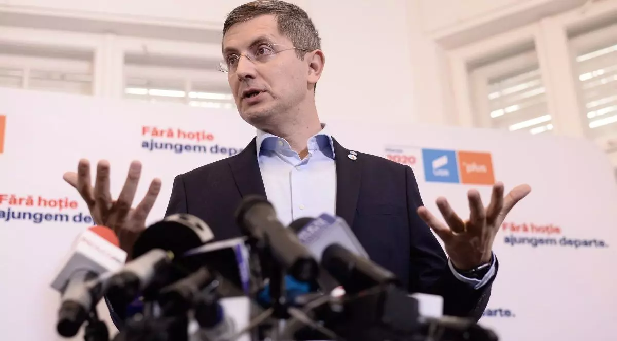 Liderii Aliantei USR-PLUS, Dacian Ciolos (nu se afla in imagine) si Dan Barna, sustin o conferinta de presa comuna, referitoare la rezultatul primului tur al alegerilor prezidentiale, luni 11 noiembrie 2019, la sediul de campanie al Aliantei, din Bucuresti. EDUARD VINATORU / MEDIAFAX FOTO