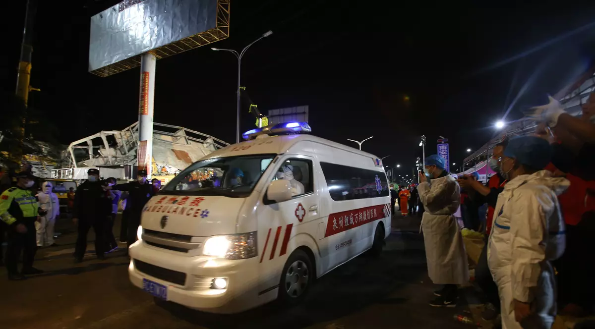 Cel puțin trei persoane au murit după ce o clădire din China s-a prăbușit. 12 oameni, prinși sub dărâmături