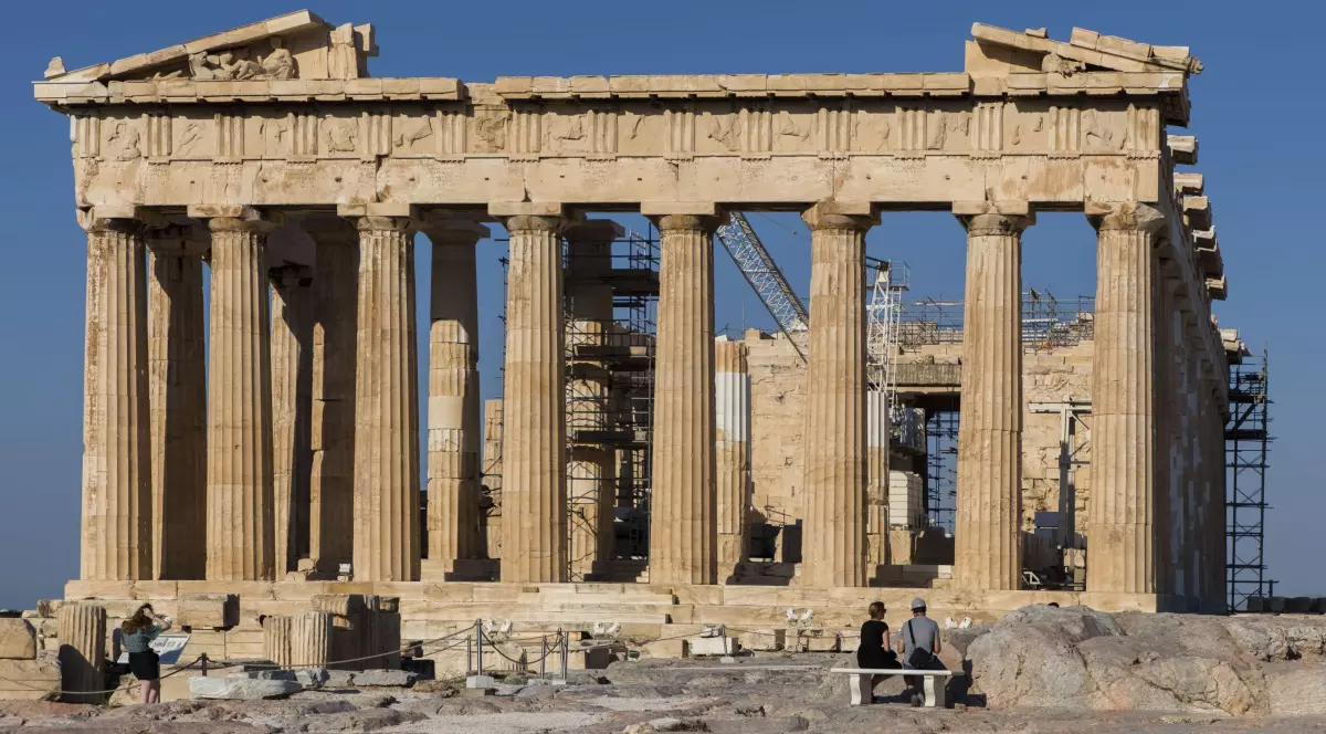 Un turist din România a fost arestat la Atena, acuzat că a vrut să fure două fragmente de marmură de pe Acropole