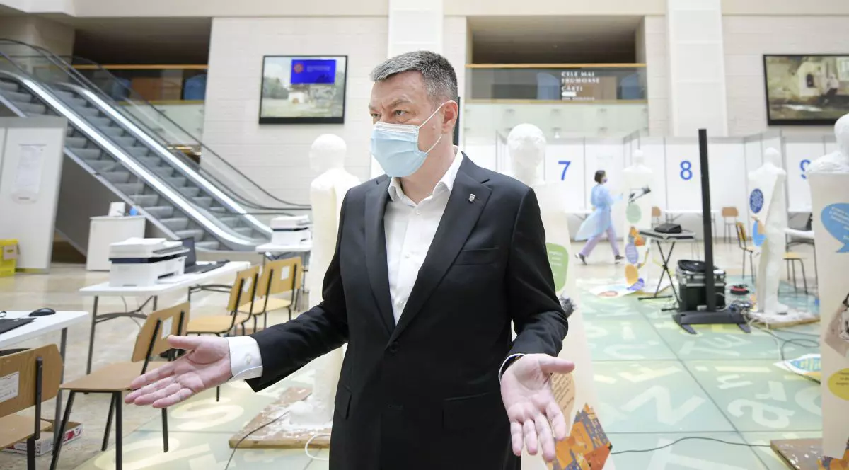 Ministrul culturii: Ne gândim la o caravană cu vedete care să convingă populația să se vaccineze anti-COVID