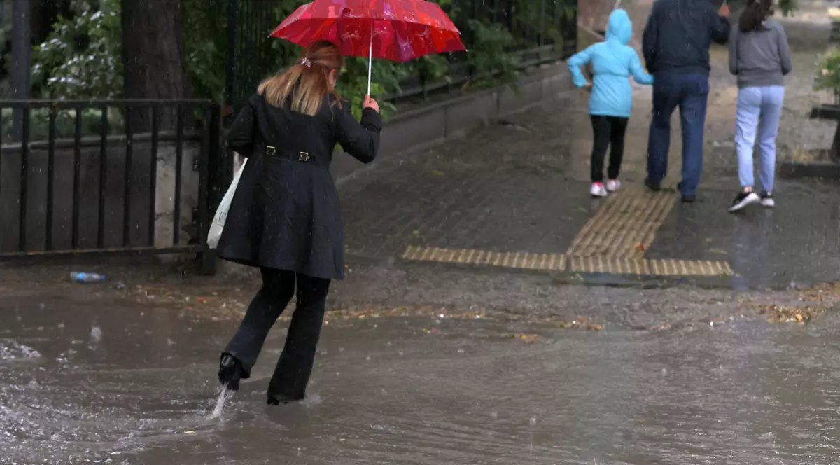 Noi avertizări de ploi torențiale în București și 28 de județe