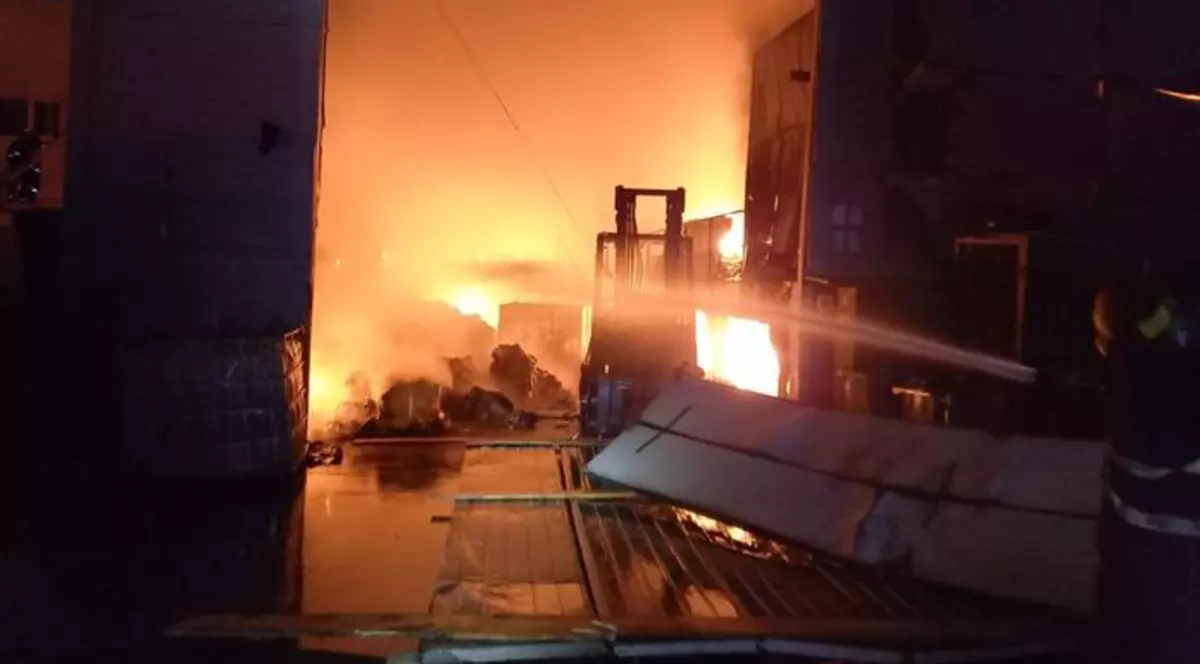 Ministrul mediului: La Brazi ard deșeuri gen uleiuri, vopseluri și filtre de ulei. ANM îi avertizează pe bucureșteni