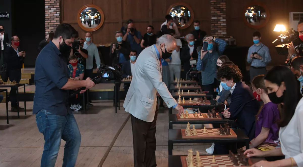 Șah și politică la București. Legendarul Garry Kasparov, despre Putin și Lukașenko: „Niciun dictator nu se oprește până când nu este oprit”