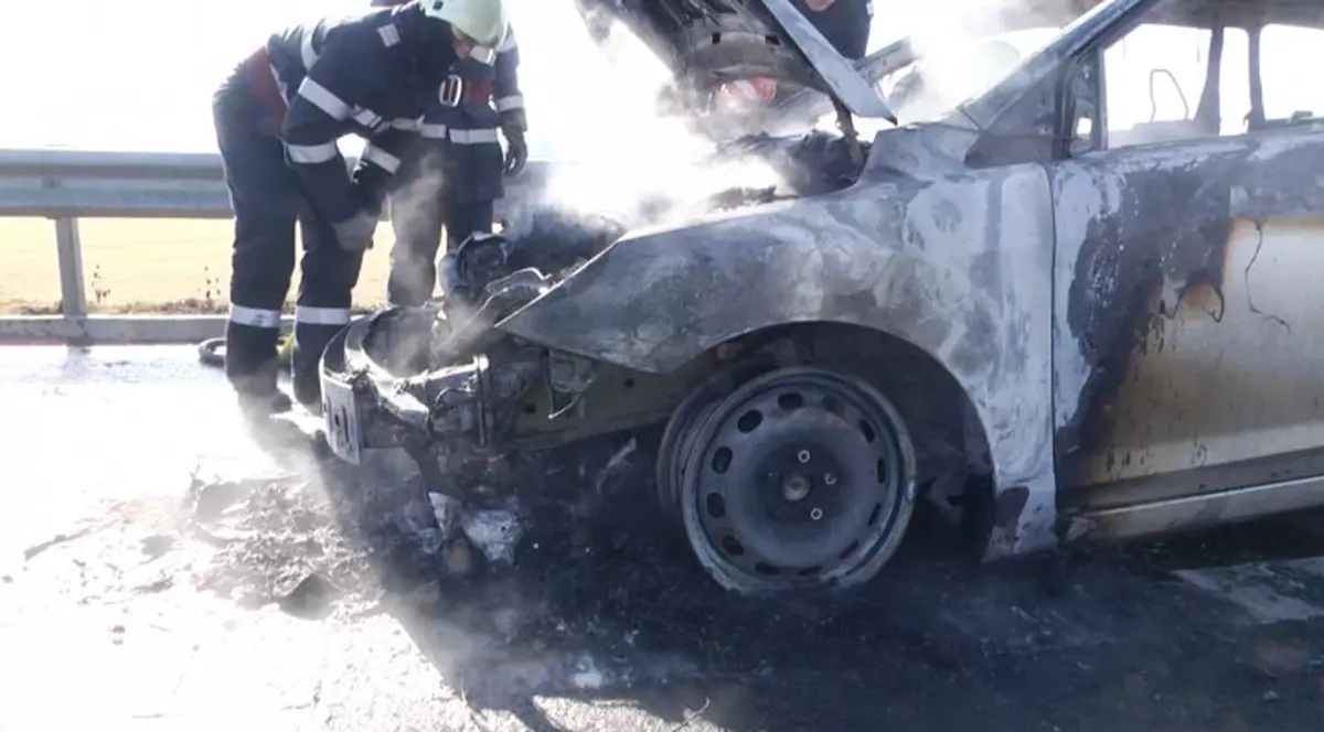 Un bărbat din Deva a suferit arsuri grave, după ce a incendiat o maşină